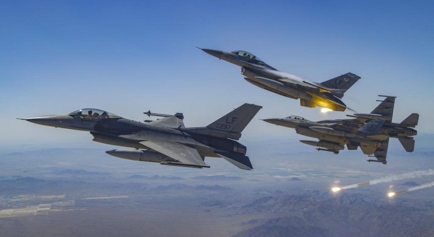 Украинские летчики уже отрабатывают нанесение ударов с самолетов F-16, - Игнат