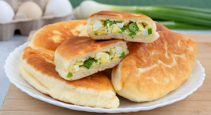 Сытные пирожки с луком и яйцом: обрядовая выпечка к Вознесению
