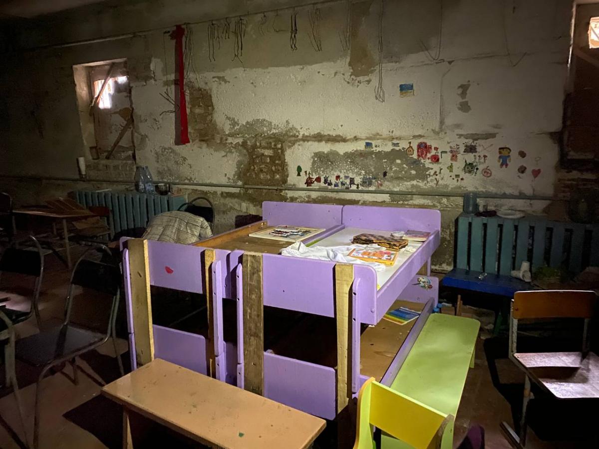 Аліна з сином, хворою мамою і братами під час обстрілів ховалися у підвалі дитячого садка / фото Ірина Синельник