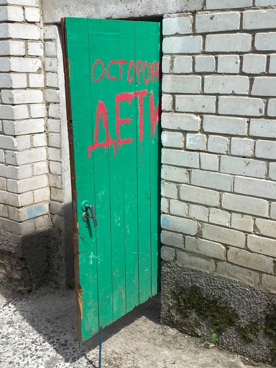 У підвалі школи російські окупанти майже місяць тримали понад 350 жителів села, в тому числі до 80 дітей / фото Ірина Синельник У підвалі школи російські окупанти майже місяць тримали понад 350 жителів села, в тому числі до 80 дітей / фото Ірина Синельник