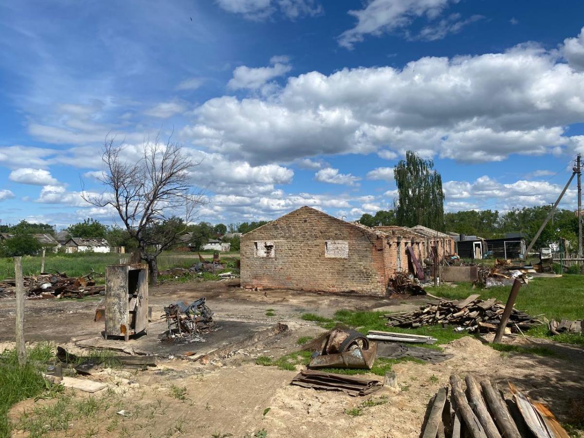 Чоловіки зізнаються, що під час перебування у підвалі школи всі жителі села відчували себе однією родиною / фото Ірина Синельник Чоловіки зізнаються, що під час перебування у підвалі школи всі жителі села відчували себе однією родиною / фото Ірина Синельник