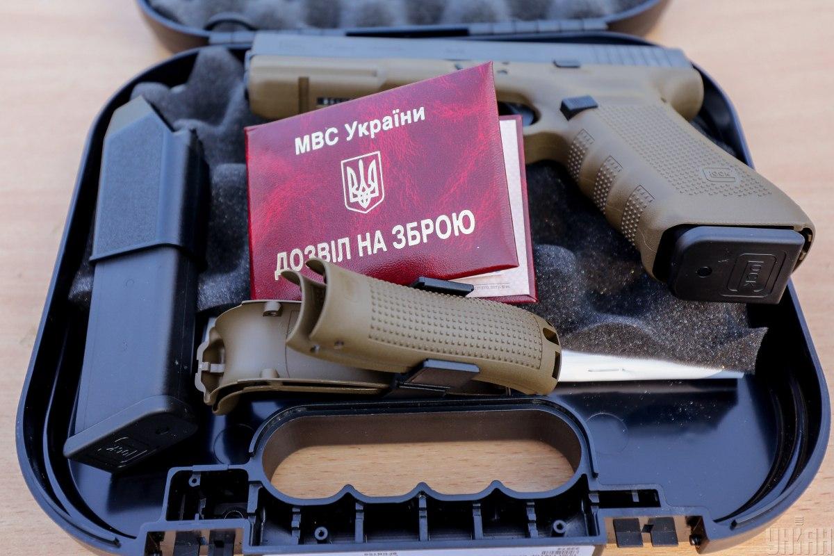Законопроектом предусматривается внедрение удостоверения владельца оружия / фото УНИАН Законопроектом предусматривается внедрение удостоверения владельца оружия / фото УНИАН
