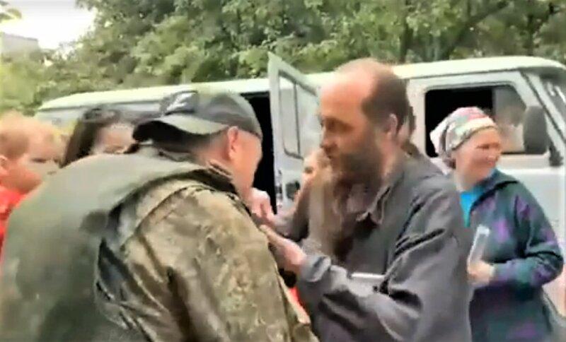 В Лимане священник УПЦ МП благословлял оккупантов / фото donpatriot.news В Лимане священник УПЦ МП благословлял оккупантов / фото donpatriot.news