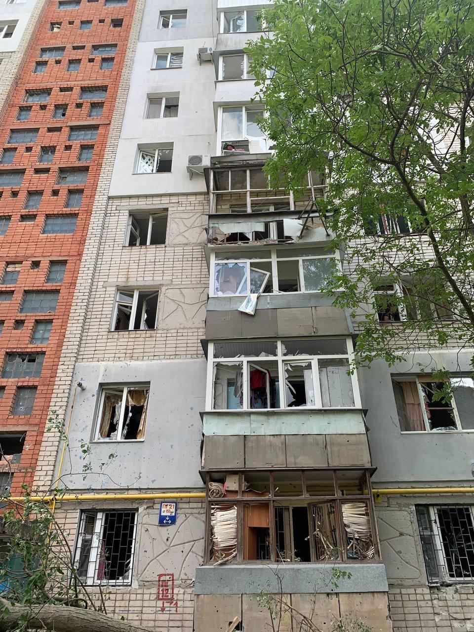 Наслідки ворожого обстрілу у Миколаєві / фото Telegram-канал Сєнкевич Online Наслідки ворожого обстрілу у Миколаєві / фото Telegram-канал Сєнкевич Online