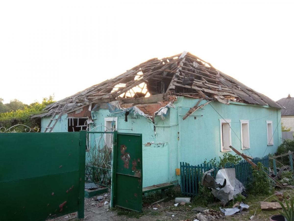 В результате новых вражеских обстрелов в Харьковской области есть разрушения / фото facebook.com/MNSKHARKIV