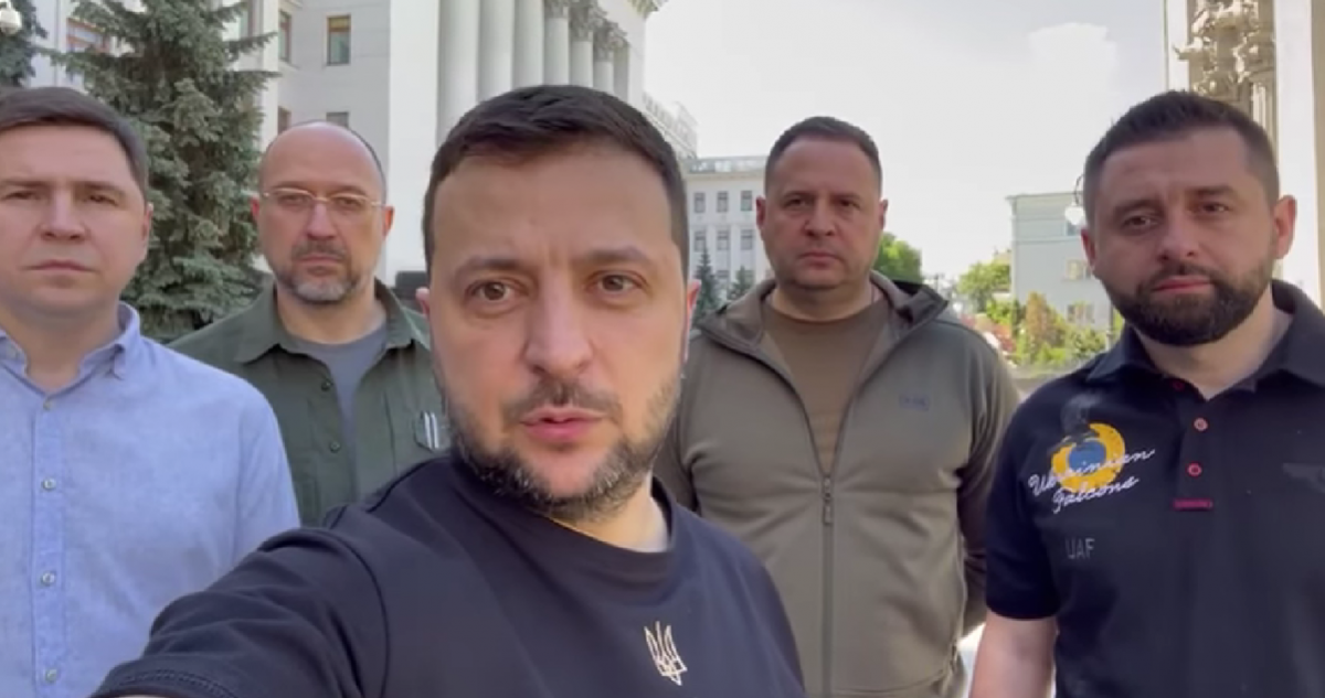 Зеленський записав відео з-під будівлі ОП / скріншот Зеленський записав відео з-під будівлі ОП / скріншот