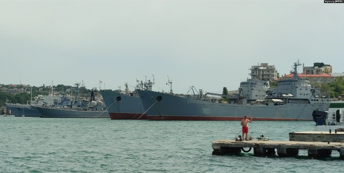 Пет големи вражески десантни кораба бяха докарани в Черно море / снимка ru.krymr.com