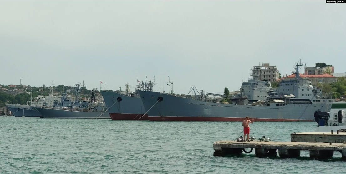 Пет големи вражески десантни кораба бяха докарани в Черно море / снимка ru.krymr.com Пет големи вражески десантни кораба бяха докарани в Черно море / снимка ru.krymr.com