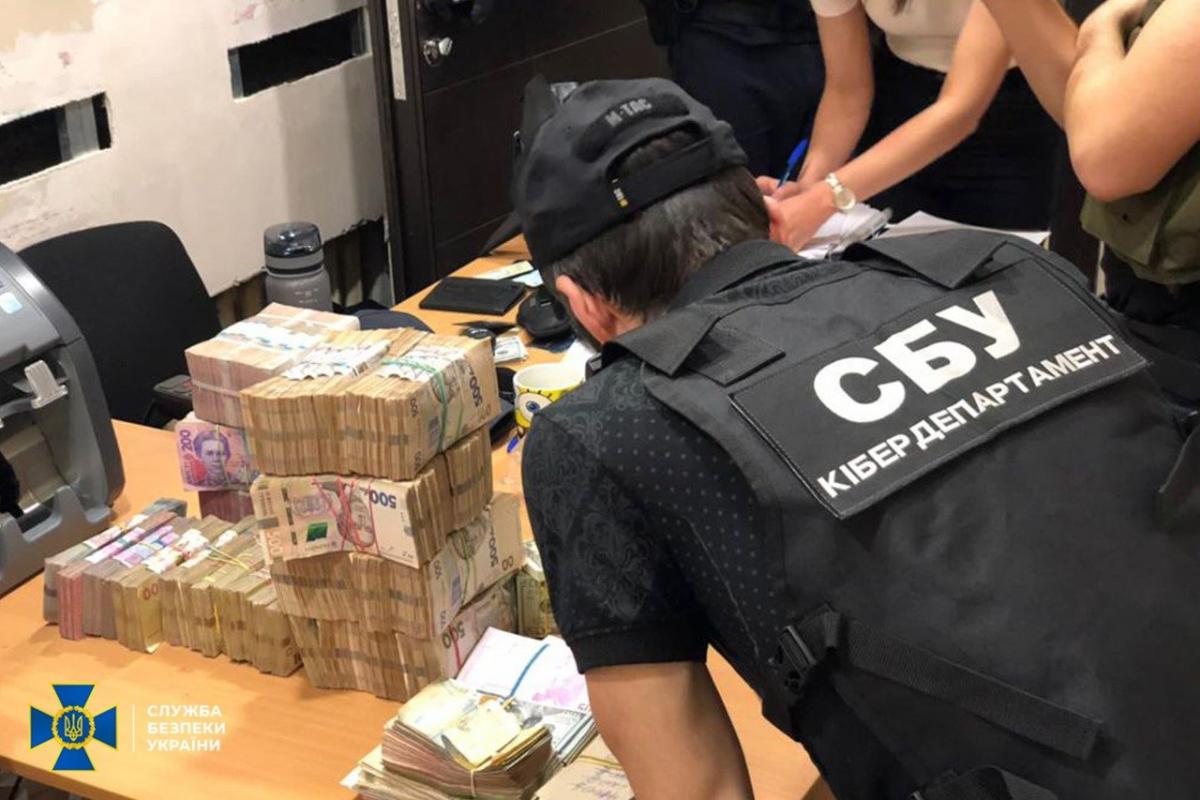 У результаті слідчих дій у зловмисників виявлено комп’ютерну техніку / фото СБУ