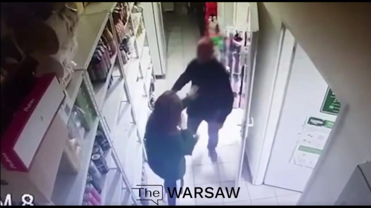 В польському магазині чоловік побив 20-річну українку (відео) В польському магазині чоловік побив 20-річну українку (відео)