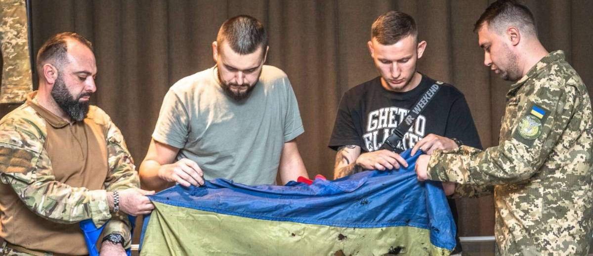Флаг удалось спасти с металлургического комбината / фото ГУР Флаг удалось спасти с металлургического комбината / фото ГУР