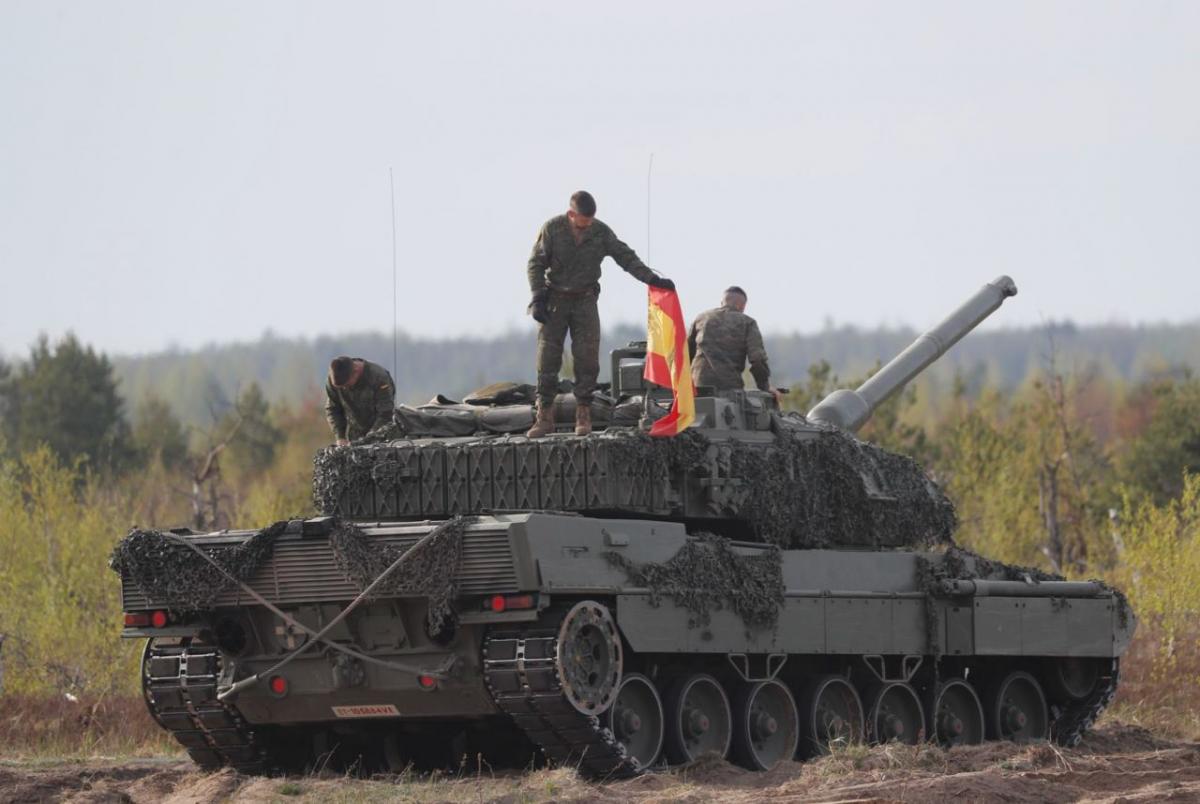 Испанские солдаты на борту Leopard во время учений НАТО в Латвии  / фото TOMS KALNINS (EFE)