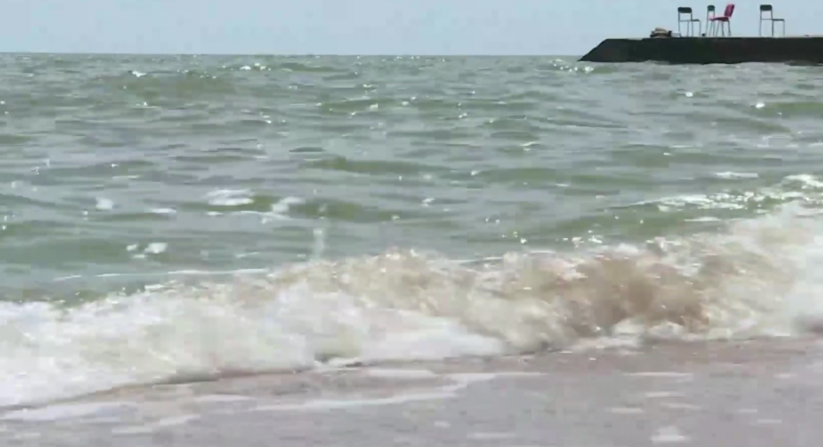 Попри трагедію, окупаційна адміністрація Маріуполя продовжує закликати людей на пляжі / скріншот, t.me/andriyshTime