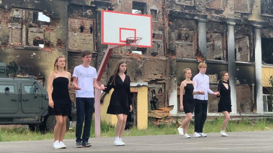 Харківські випускники станцювали на руїнах школи / фото Суспільне Харківські випускники станцювали на руїнах школи / фото Суспільне