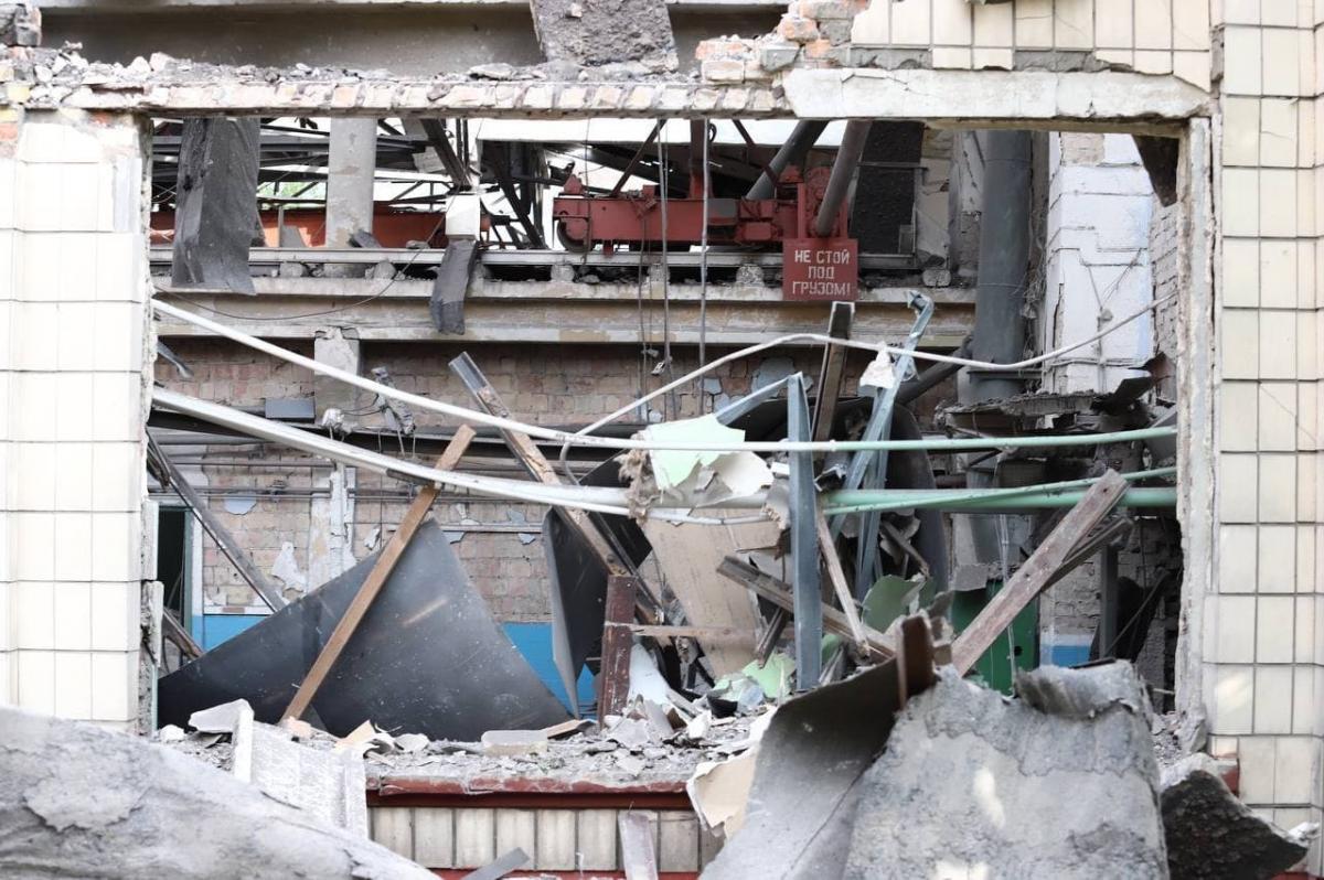 Служби ще працюють на місцях, що зазнали атаки / фото КМДА Служби ще працюють на місцях, що зазнали атаки / фото КМДА