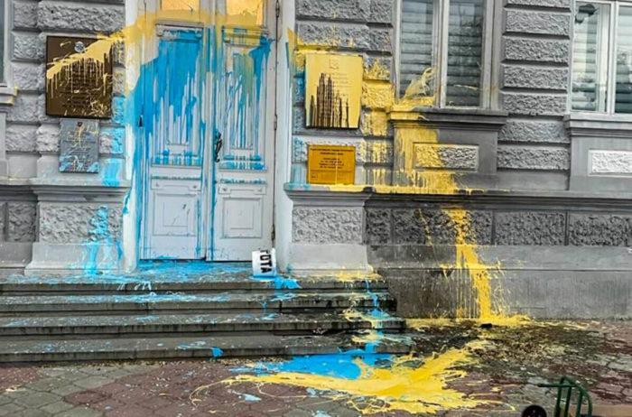 Акция художника в оккупированном Крыму / фото телеграмм-канала "Крымский ветер" Акция художника в оккупированном Крыму / фото телеграмм-канала "Крымский ветер"