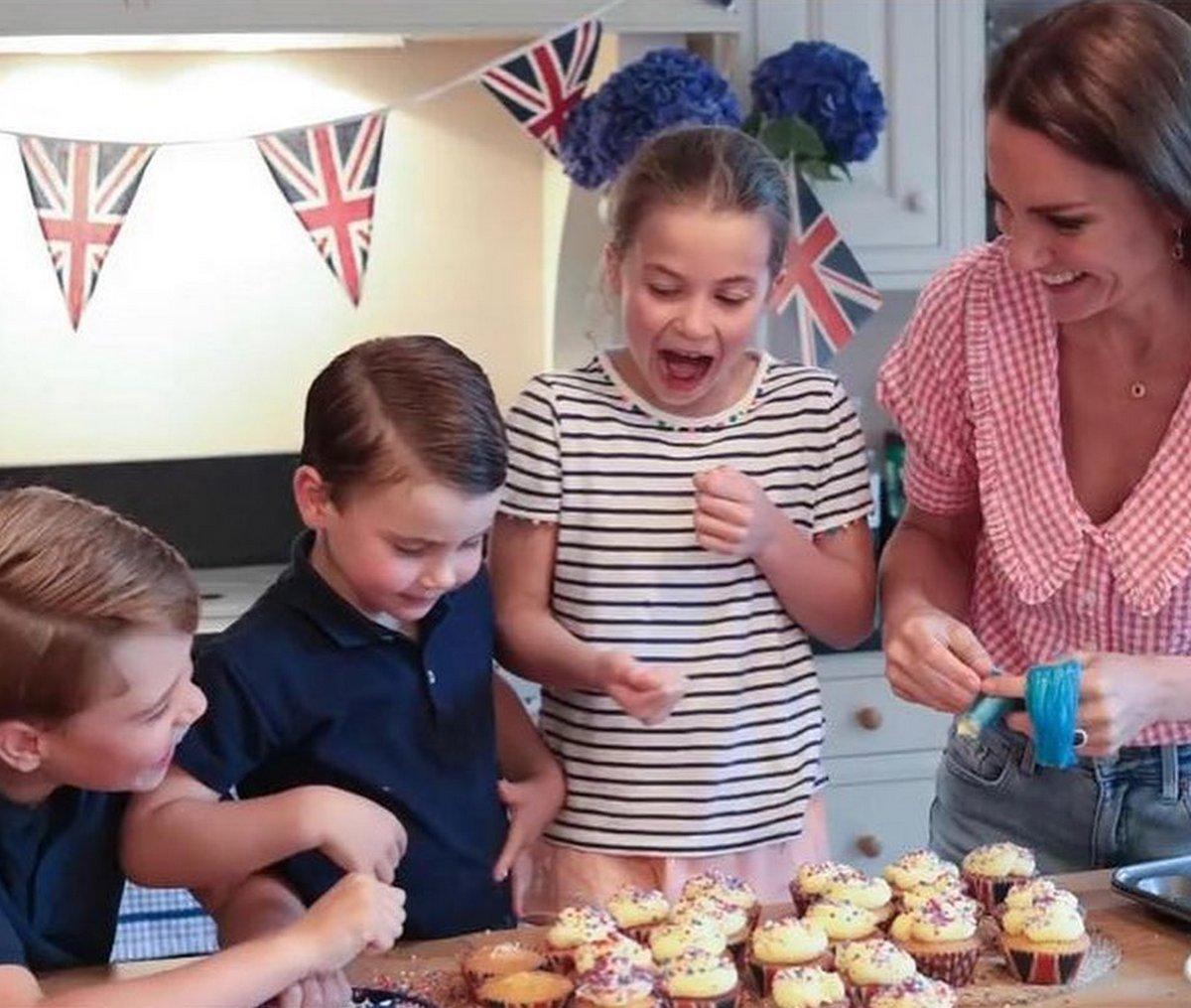 Кейт Міддлтон вдома з дітьми спекла кекси для вечірки на честь Єлизавети II (відео)