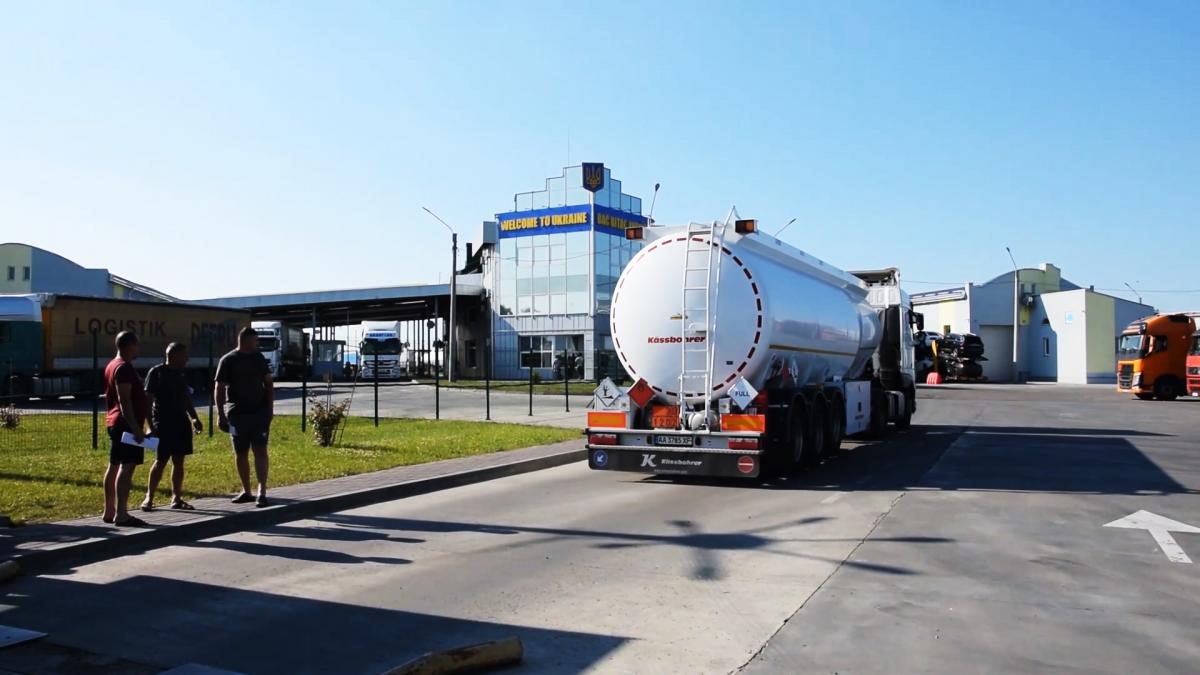 Fuel trucks cross the border in the first place / photo GNSU