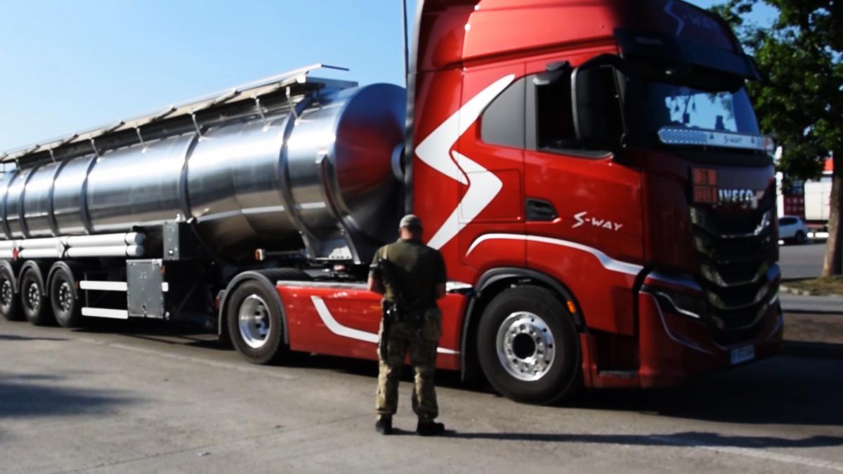 Пальне завозять до країни не тільки через західний кордон / фото ДПСУ Пальне завозять до країни не тільки через західний кордон / фото ДПСУ