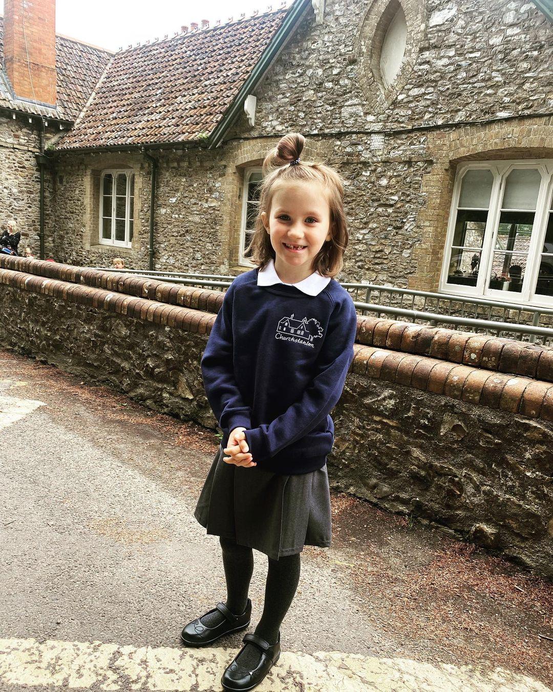 Маленька Ніна Матвієнко пішла до школи / Фото - instagram.com