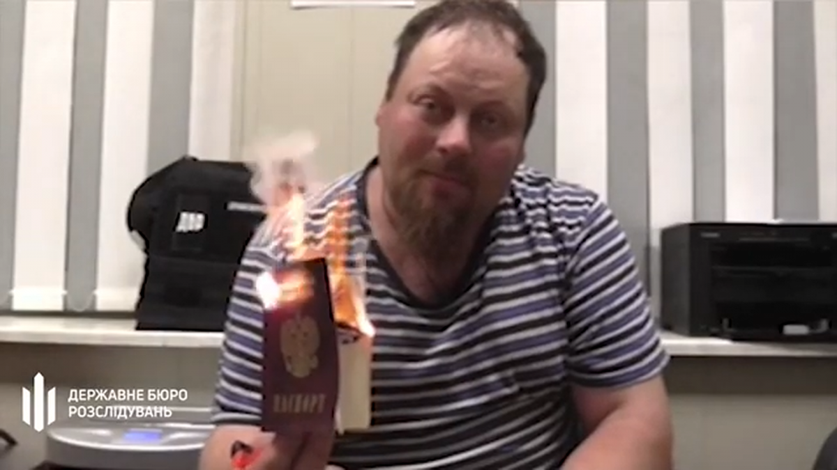 Мужчина отметил, что паспорт гражданина России ему не нужен / фото скриншот You-Tube Мужчина отметил, что паспорт гражданина России ему не нужен / фото скриншот You-Tube