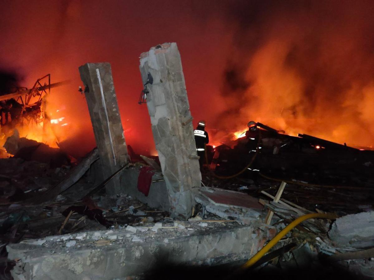 Во время удара 4 человека получили травмы / фото ГСЧС Харьковской области Во время удара 4 человека получили травмы / фото ГСЧС Харьковской области
