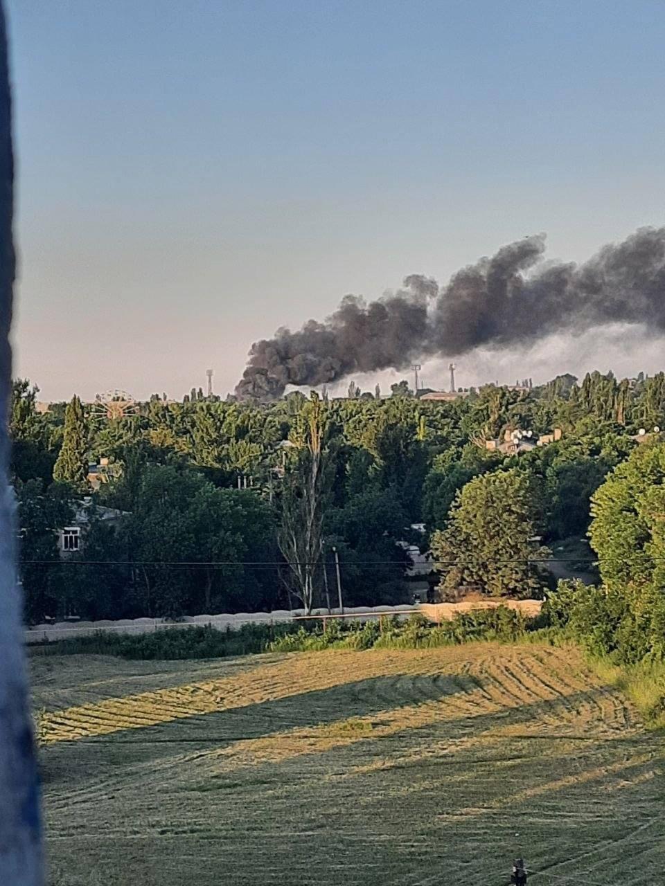 У Стаханові горить база "вагнерівців" / фото Роман Бочкала У Стаханові горить база "вагнерівців" / фото Роман Бочкала