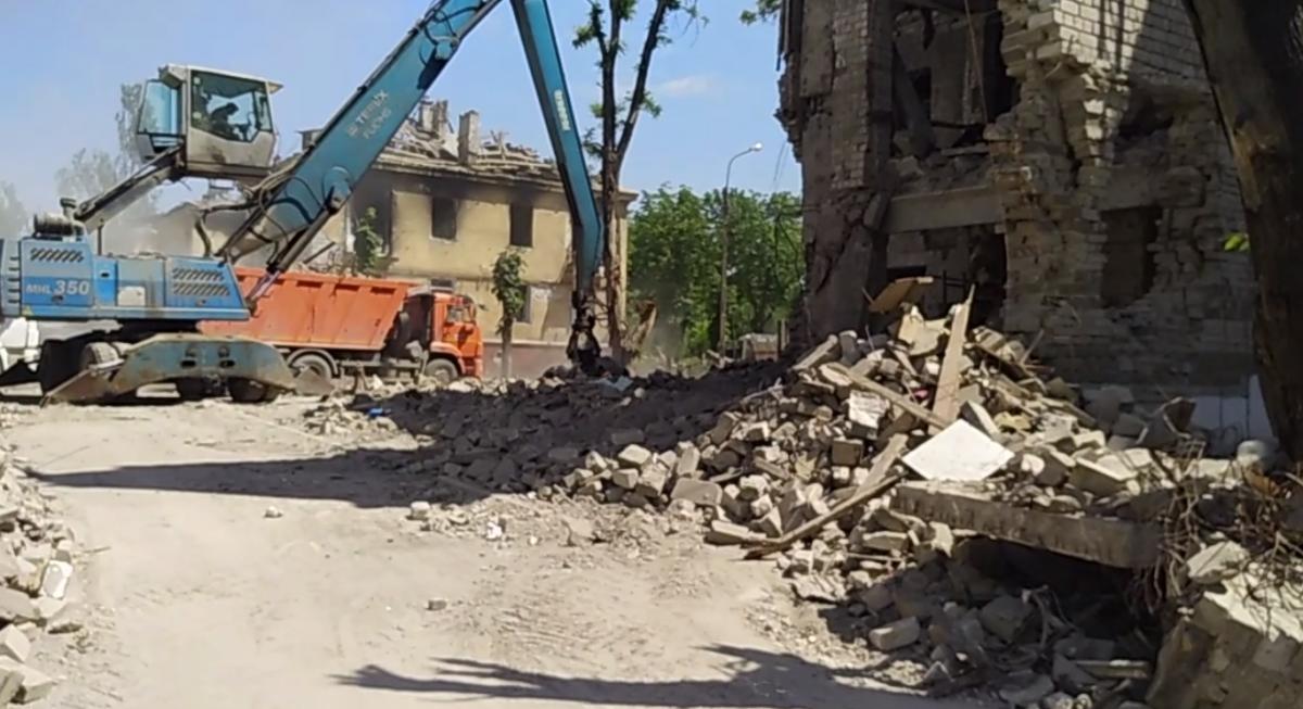 Окупанти зносять будинки у одному з районів Маріуполя \ скриншот з відео