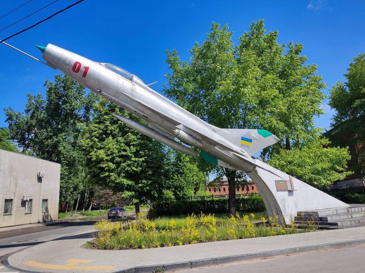 Літак, встановлений на в'їзді на територію колишнього льотного училища в Чернігові / фото з Фейсбуку Михайла Жирохова Літак, встановлений на в'їзді на територію колишнього льотного училища в Чернігові / фото з Фейсбуку Михайла Жирохова