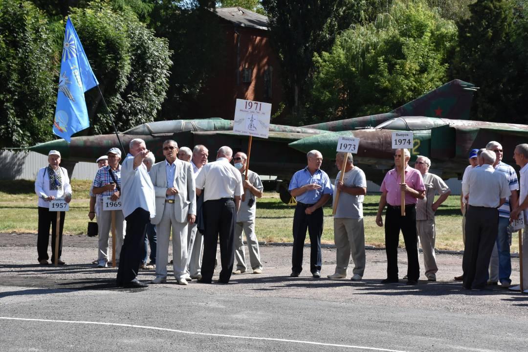 Випускники училища щороку зустрічалися та спілкувалися на території своєї Альма-матер / фото chernigiv-rada.gov.ua