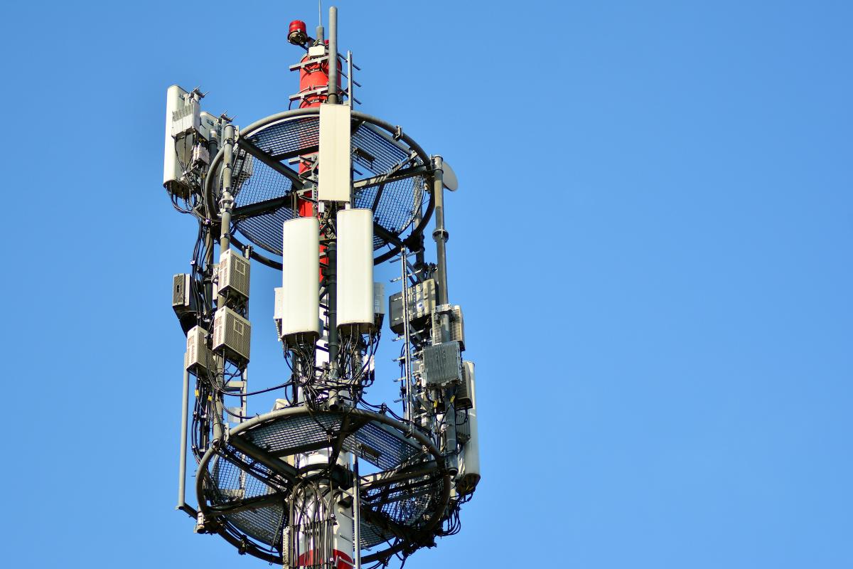 В Vodafone рассказали, что 100% их базовых станций обеспечены аккумуляторами / фото ua.depositphotos.com