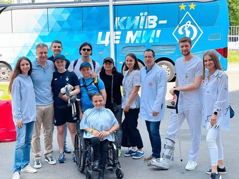 Під час благодійного матчу 'Динамо' U16 в Іспанії здійснилася мрія 13-річної Соні з Миколаївщини, яка постраждала від бомбардувань рф Під час благодійного матчу 'Динамо' U16 в Іспанії здійснилася мрія 13-річної Соні з Миколаївщини, яка постраждала від бомбардувань рф