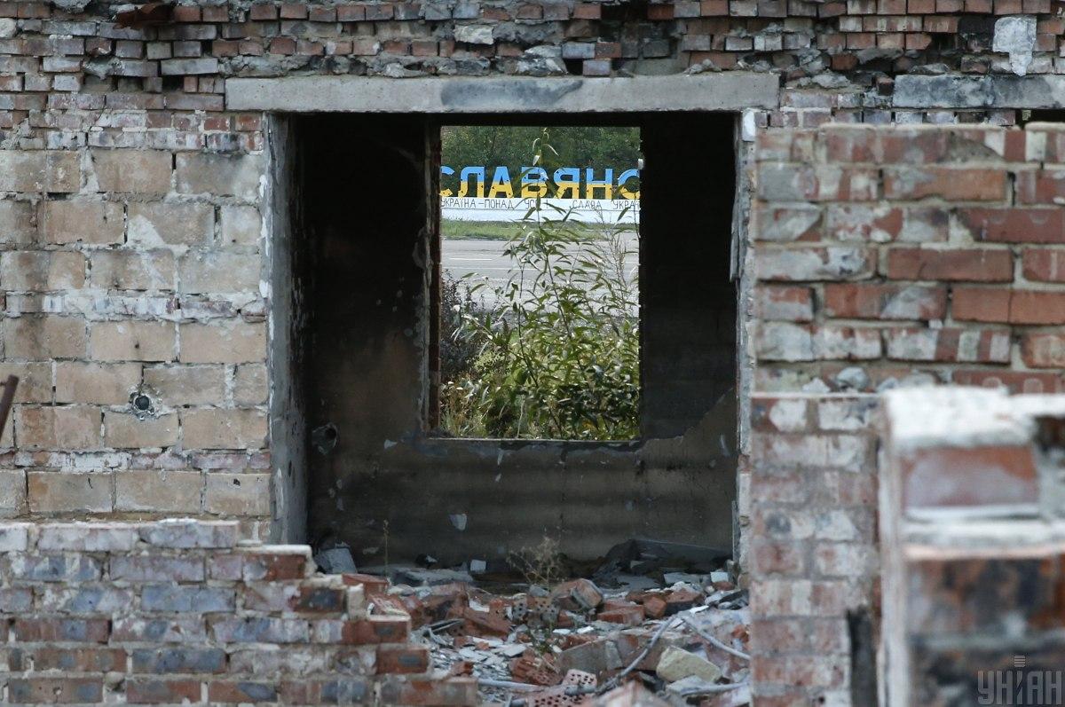 В результаті обстрілу пошкоджено шість п'ятиповерхівок і кілька приватних будинків/ фото УНІАН, Владислав Мусієнко В результаті обстрілу пошкоджено шість п'ятиповерхівок і кілька приватних будинків/ фото УНІАН, Владислав Мусієнко
