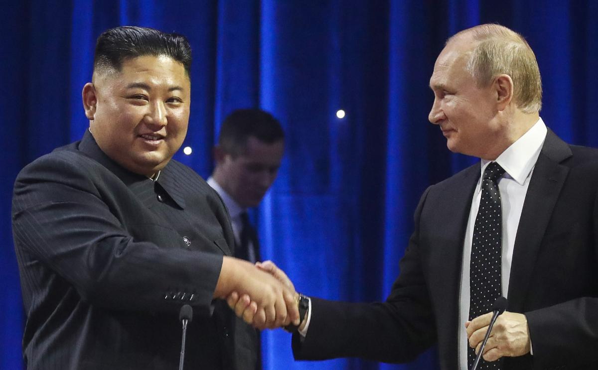 Ким Чен Ын регулярно поддерживает Путина в войне в Украине / фото РБК Ким Чен Ын регулярно поддерживает Путина в войне в Украине / фото РБК