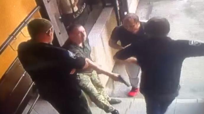 Появилось видео стрельбы с участием чиновника Генштаба ВСУ / скриншот Появилось видео стрельбы с участием чиновника Генштаба ВСУ / скриншот