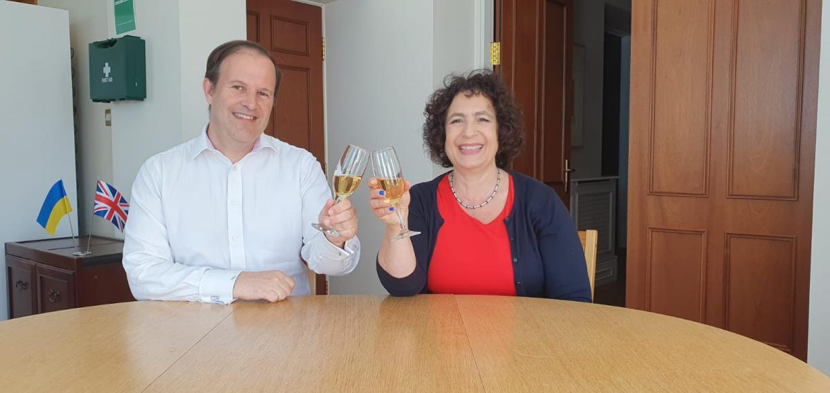 Мелинда Симмонс (справа) / фото twitter.com/MelSimmonsFCDO