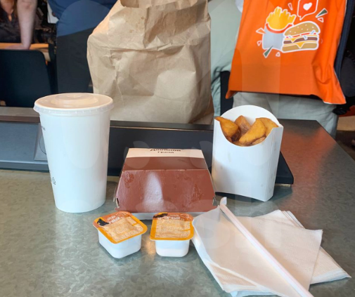 У столиці РФ замість McDonald's працює новий ресторан швидкого харчування / фото t.me/breakingmash У столиці РФ замість McDonald's працює новий ресторан швидкого харчування / фото t.me/breakingmash