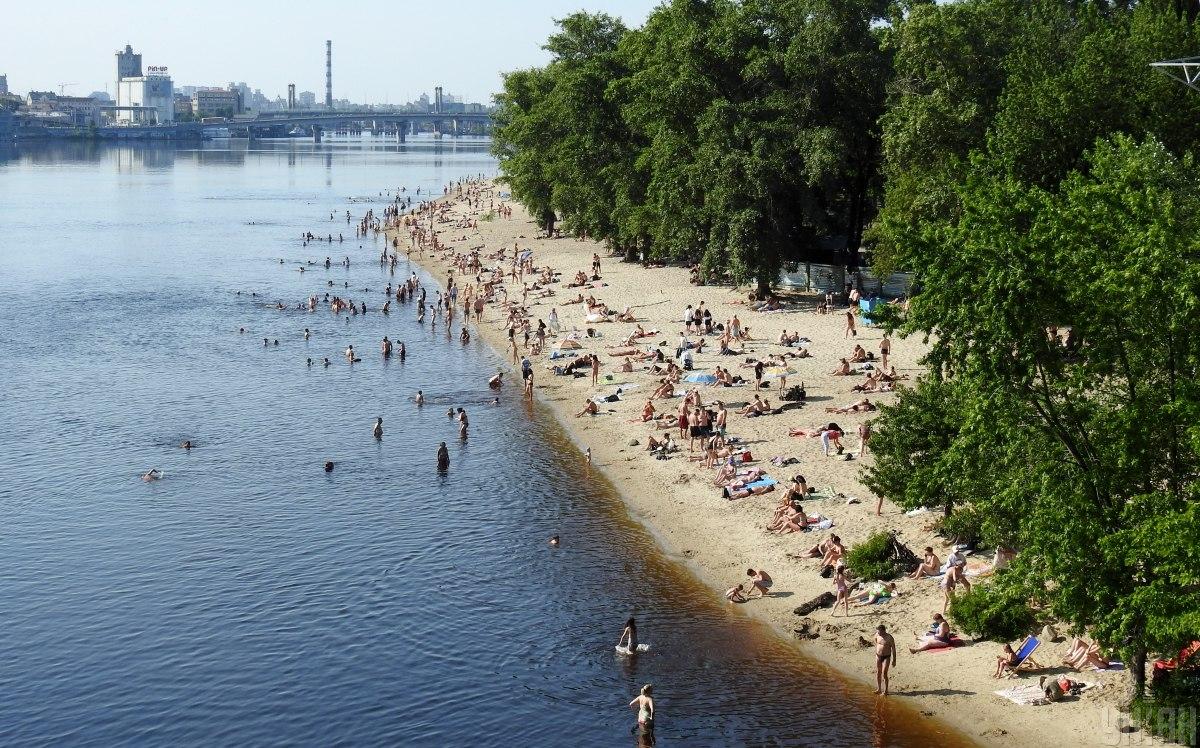 Киевские пляжи в июне 2022 года уже заполнили горожане / фото УНИАН, Александр Синица
