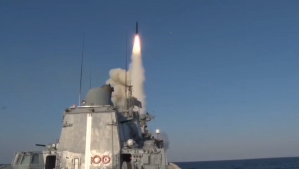 В Азовском море враг продолжает контролировать морские коммуникации, удерживая на боевом дежурстве 2 корабля / скриншот