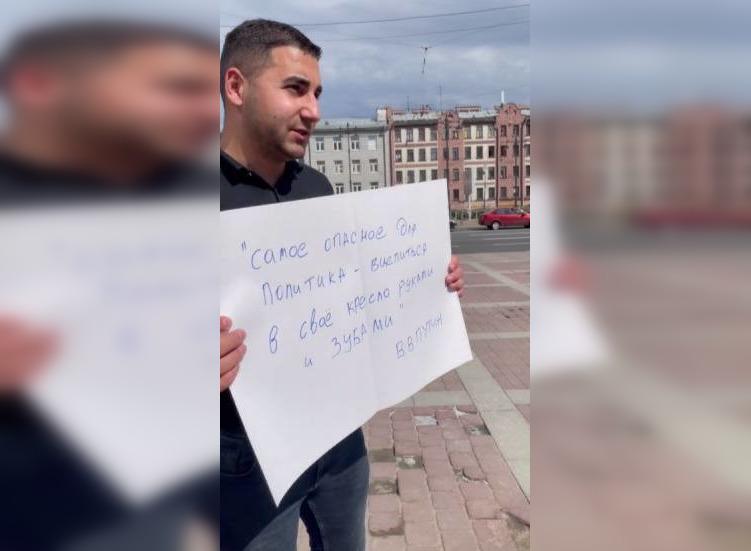 У Санкт-Петербурзі знову затримали активіста за плакат з цитатою Путіна / фото ОВС-Інфо У Санкт-Петербурзі знову затримали активіста за плакат з цитатою Путіна / фото ОВС-Інфо