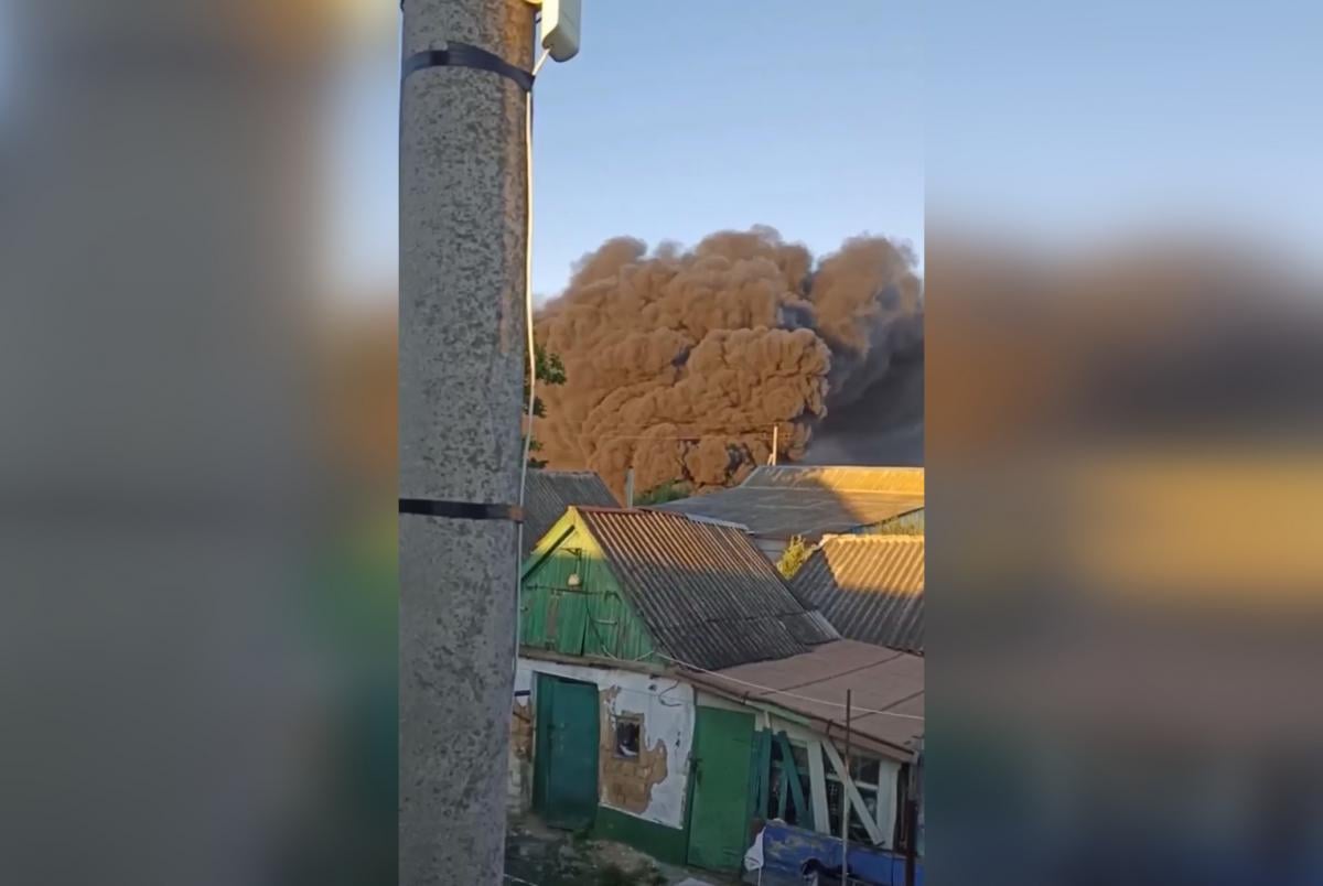 Палали Z-автівки: стали відомі подробиці вибухів в захопленому Бердянську / скриншот Палали Z-автівки: стали відомі подробиці вибухів в захопленому Бердянську / скриншот