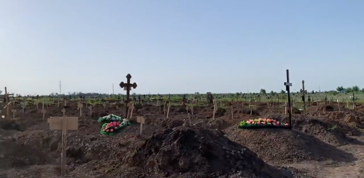 Французские журналисты показали место массового захоронения в Мариуполе / Скриншот Французские журналисты показали место массового захоронения в Мариуполе / Скриншот