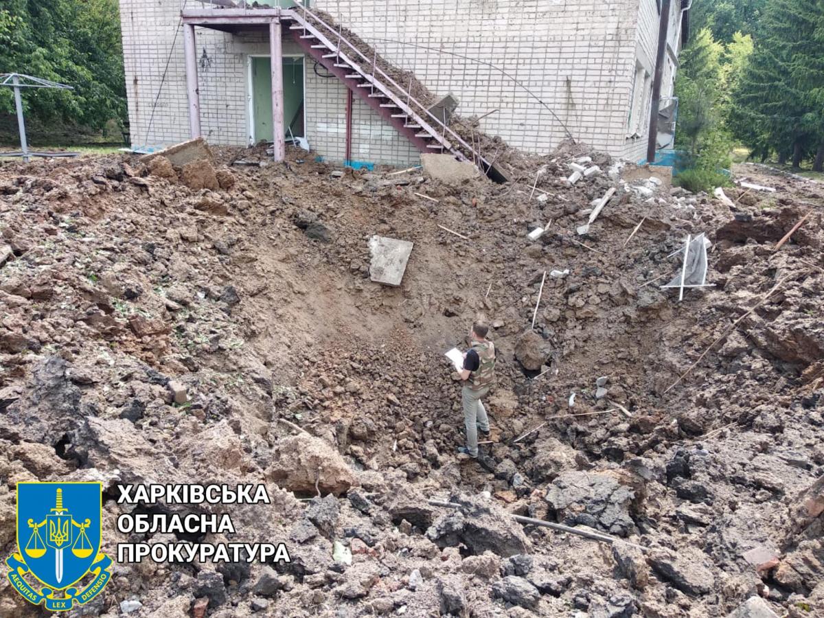 Окупанти вщент розбомбили оздоровчий табір на Харківщині (фото) Окупанти вщент розбомбили оздоровчий табір на Харківщині (фото)
