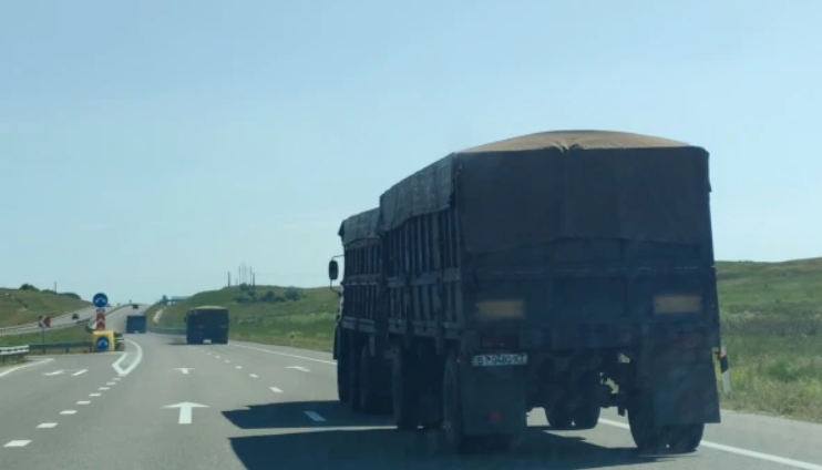 Occupants take out stolen Ukrainian grain \ photo krymr.org Occupants take out stolen Ukrainian grain \ photo krymr.org