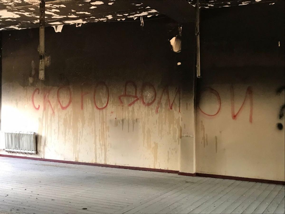 Посол Британии показала "послания" от оккупантов в Гостомеле / фото Мелинда Симмонс Посол Британии показала "послания" от оккупантов в Гостомеле / фото Мелинда Симмонс