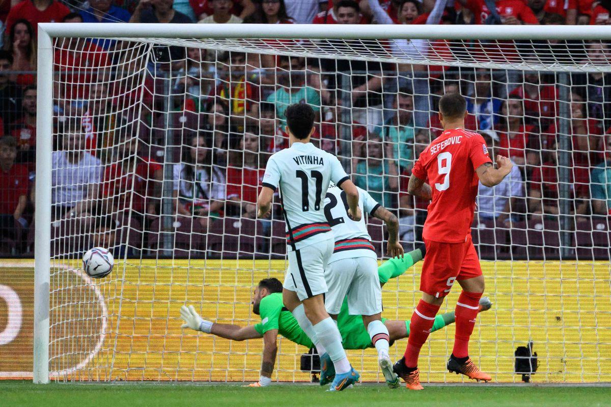 Сеферович забивает гол Португалии / фото twitter.com/EURO2024