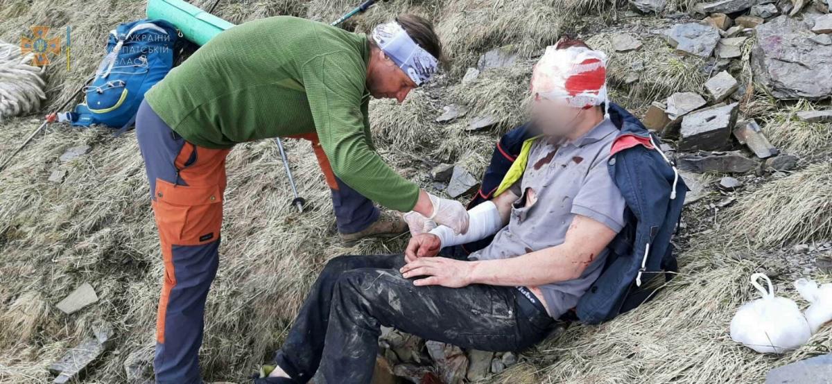 В Карпатах мужчина упал с 80-метровой высоты и чудом не погиб