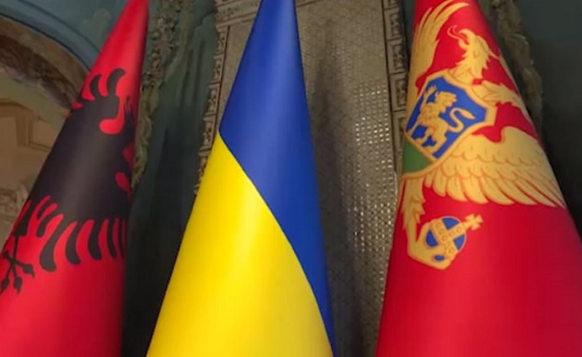 После этого они зашли внутрь для проведения переговоров / скриншот с видео После этого они зашли внутрь для проведения переговоров / скриншот с видео