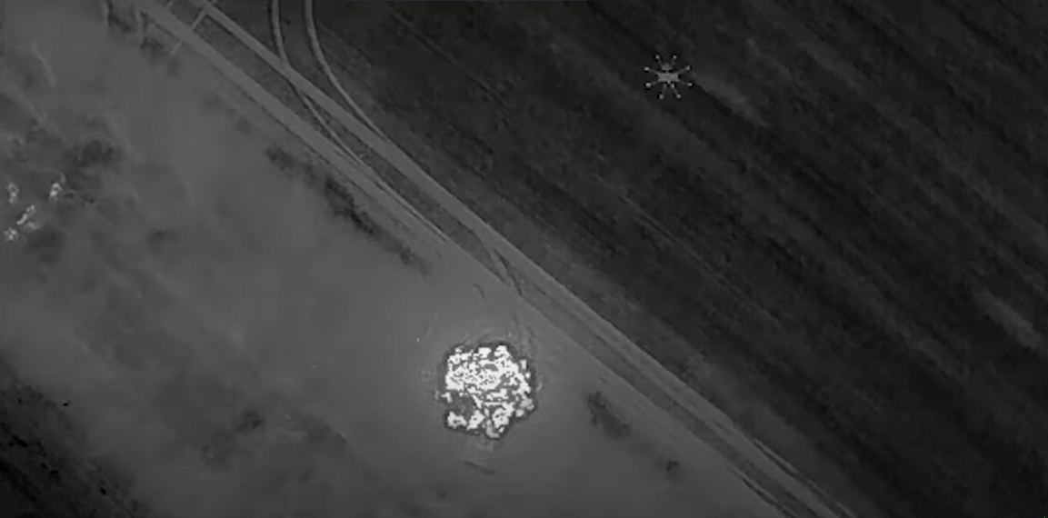 Кадры работы украинского боевого дрона R18 по вражеским позициям / Скриншот Кадры работы украинского боевого дрона R18 по вражеским позициям / Скриншот