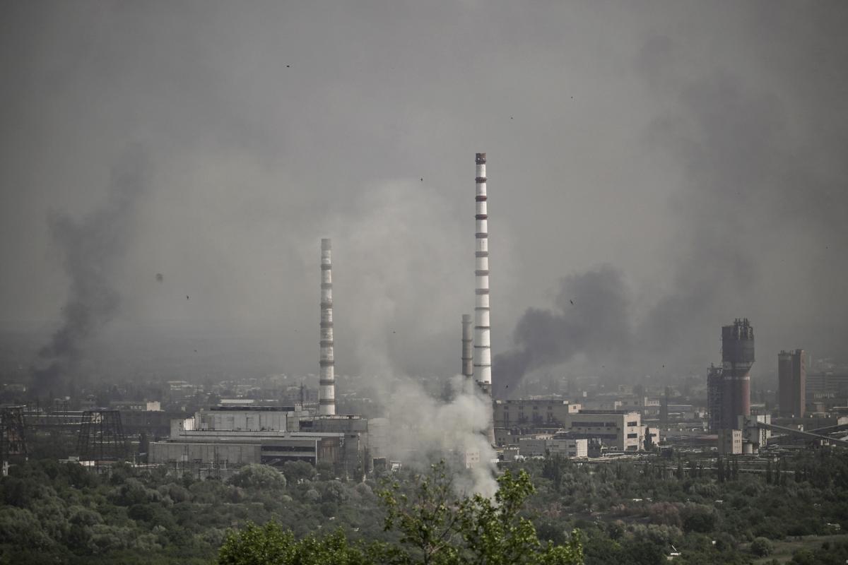 У мирних жителів, які переховуються на «Азоті», є запаси продовольства / фото: Getty Images У мирних жителів, які переховуються на «Азоті», є запаси продовольства / фото: Getty Images